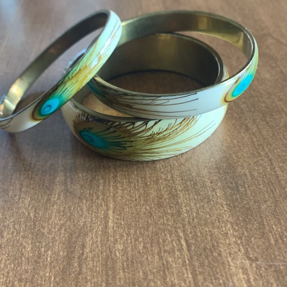 Elegant Gold and Cream Bangle Set with peacock feathers - Picture 2 of 4